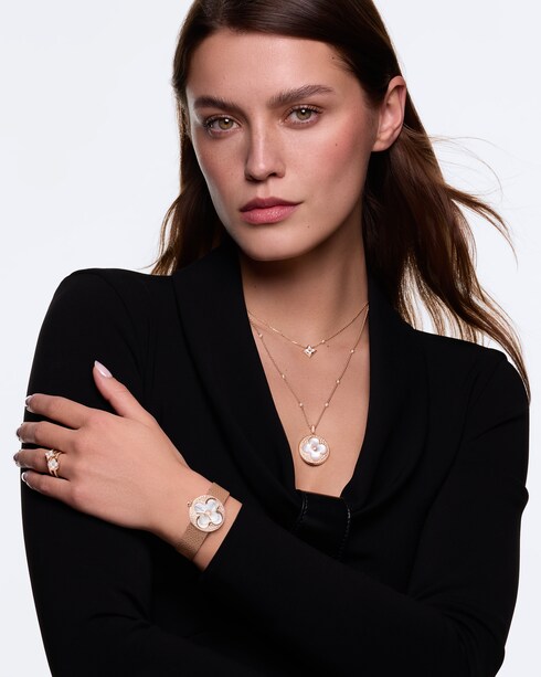 Color Blossom، كوارتز، 26 مم، ذهب وردي، صدف أبيض وألماس in الساعات's جميع الساعات } collections by Louis Vuitton