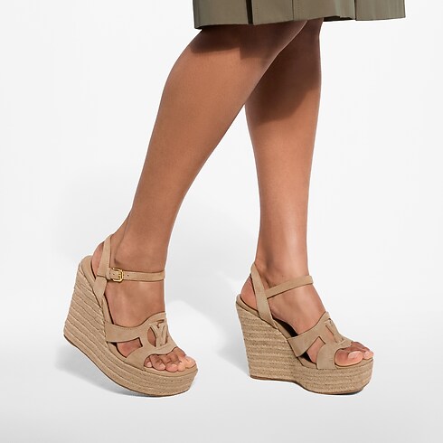 Zbliżenie Espadryle LV Isola Wedge na sylwetce
