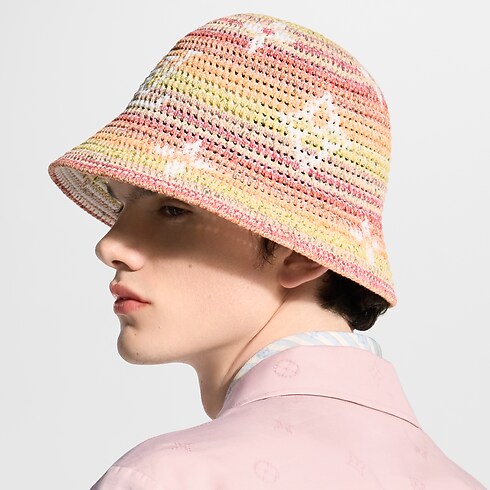 Zbliżenie Kapelusz typu bucket Monogram Stripes Crochet na sylwetce