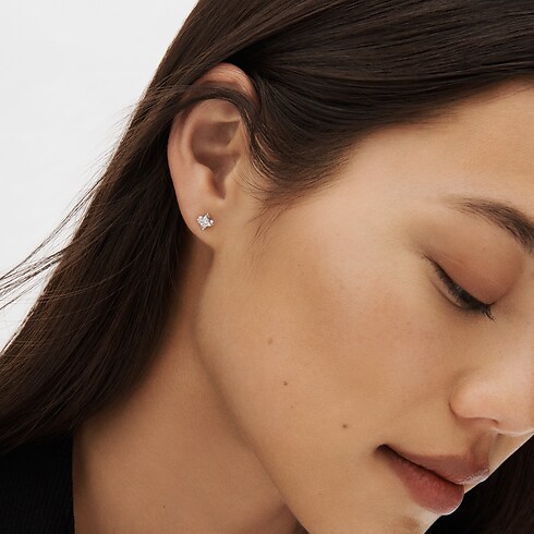 Kolczyk LV Diamonds, szlif LV Monogram Star in Biżuteria's Kolekcje LV Diamonds collections by Louis Vuitton (Powiększenie produktu)