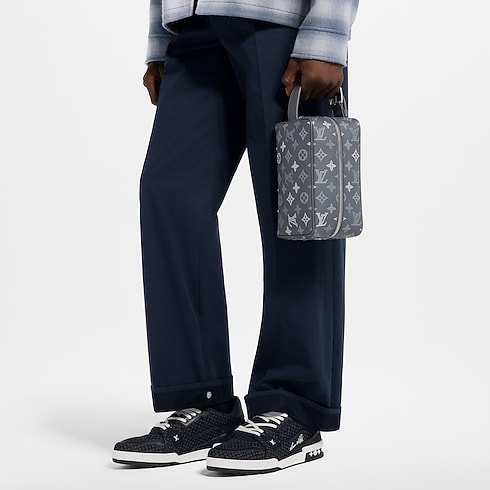 Kosmetyczka Locker Dopp Kit Monogram Shadow in Mężczyźni's Podróże Akcesoria podróżne collections by Louis Vuitton (Powiększenie produktu)