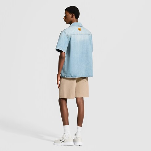 Koszula z denimu z krótkim rękawem in Mężczyźni's Odzież Koszule collections by Louis Vuitton (Powiększenie produktu)