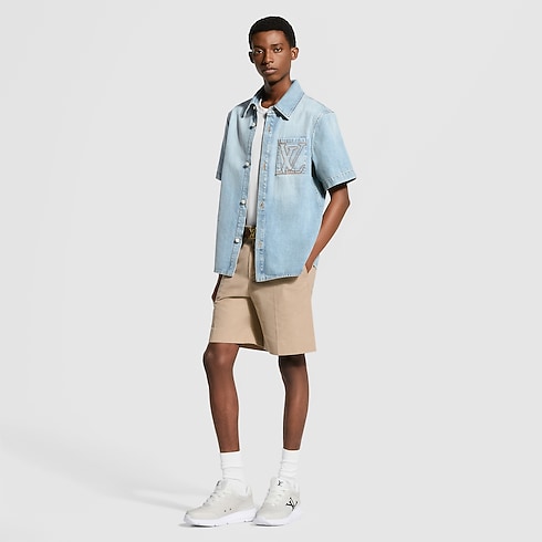 Koszula z denimu z krótkim rękawem in Mężczyźni's Odzież Koszule collections by Louis Vuitton (Powiększenie produktu)