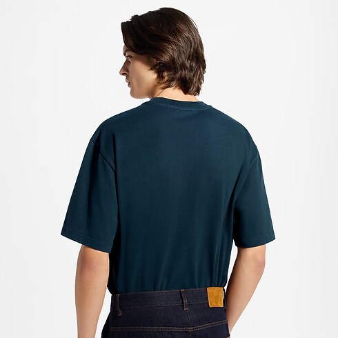Zbliżenie Koszulka o luźnym kroju na sylwetce