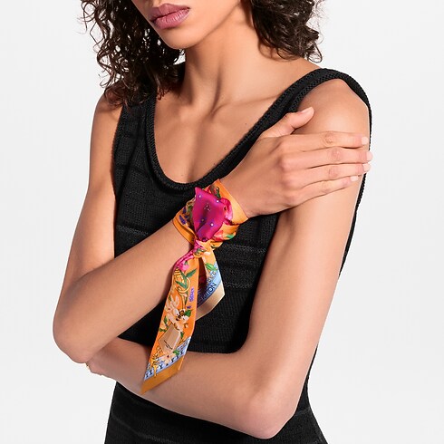 Zbliżenie LV En Fleurs BB Bandeau na sylwetce