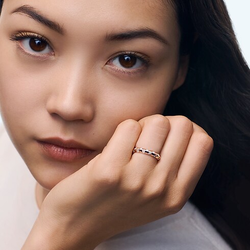 Widok Mały pierścionek Le Damier de Louis Vuitton, różowe złoto i diamenty na sylwetce