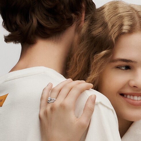 Pierścień V pavé LV Diamonds, platyna in Biżuteria's Kategorie Wedding Bands collections by Louis Vuitton (Powiększenie produktu)