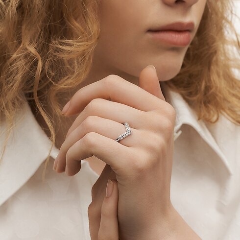 Pierścień V pavé LV Diamonds, platyna in Biżuteria's Kategorie Wedding Bands collections by Louis Vuitton (Powiększenie produktu)
