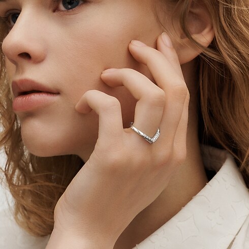 Pierścień V pavé LV Diamonds, platyna in Biżuteria's Kategorie Wedding Bands collections by Louis Vuitton (Powiększenie produktu)