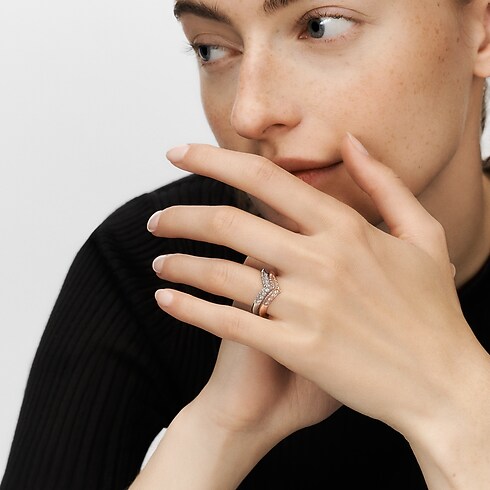 Pierścień V pavé LV Diamonds, różowe złoto in Biżuteria's Kategorie Wedding Bands collections by Louis Vuitton (Powiększenie produktu)