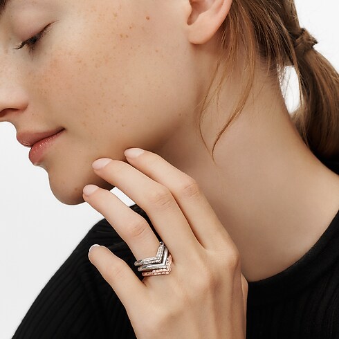 widok aranżacyjny produktu Pierścień V pavé LV Diamonds, różowe złoto