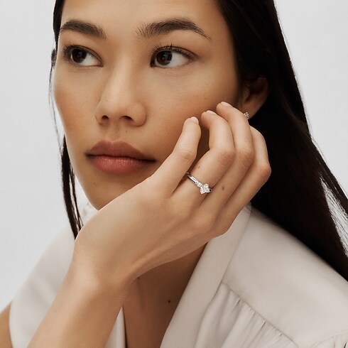 Pierścionek Solitaire LV Diamonds, szlif LV Monogram Star in Biżuteria's Kolekcje LV Diamonds collections by Louis Vuitton (Powiększenie produktu)