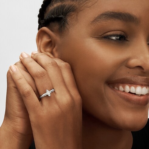 Pierścionek Solitaire LV Diamonds, szlif LV Monogram Star in Biżuteria's Kolekcje LV Diamonds collections by Louis Vuitton (Powiększenie produktu)