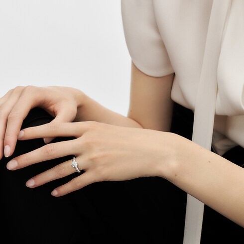 Pierścionek Solitaire pavé LV Diamonds, szlif brylantowy in Biżuteria's Kolekcje LV Diamonds collections by Louis Vuitton (Powiększenie produktu)