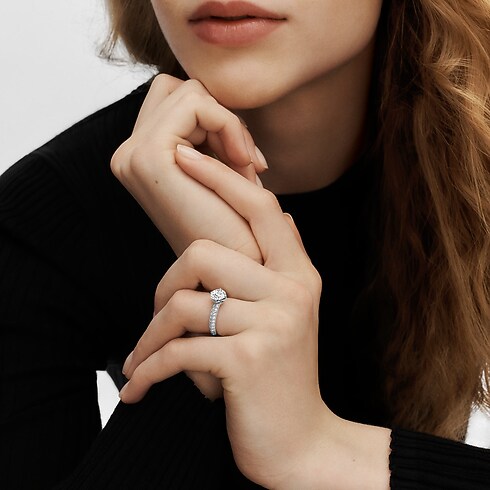 Widok Pierścionek Solitaire pavé LV Diamonds, szlif brylantowy na sylwetce