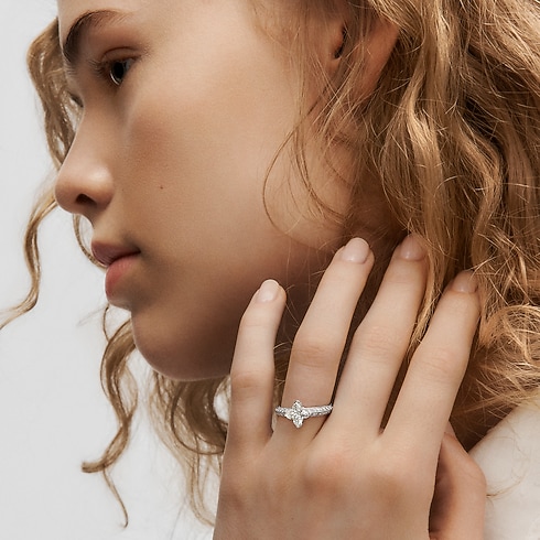 Pierścionek Solitaire pavé LV Diamonds, szlif LV Monogram Star in Biżuteria's Kolekcje LV Diamonds collections by Louis Vuitton (Powiększenie produktu)