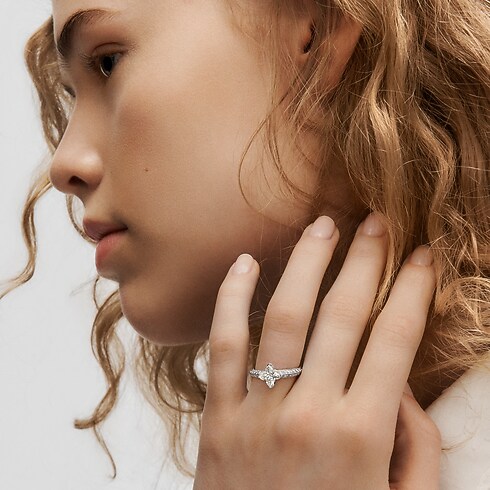 Pierścionek Solitaire pavé LV Diamonds, szlif LV Monogram Star in Biżuteria's Kolekcje LV Diamonds collections by Louis Vuitton (Powiększenie produktu)