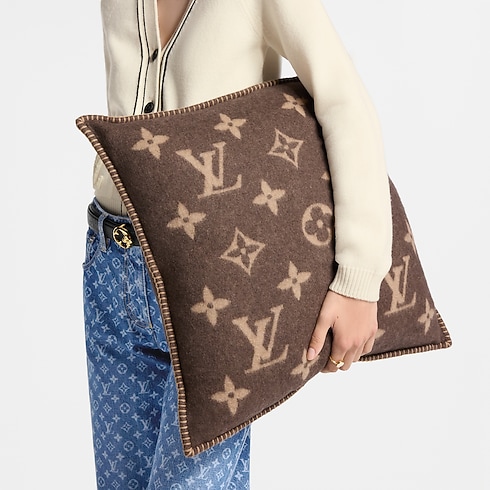 Poduszka Neo Monogram Cushion S00 in Kobiety's Akcesoria Tekstylia domowe collections by Louis Vuitton (Powiększenie produktu)