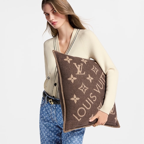 Poduszka Neo Monogram Cushion S00 in Kobiety's Akcesoria Tekstylia domowe collections by Louis Vuitton (Powiększenie produktu)