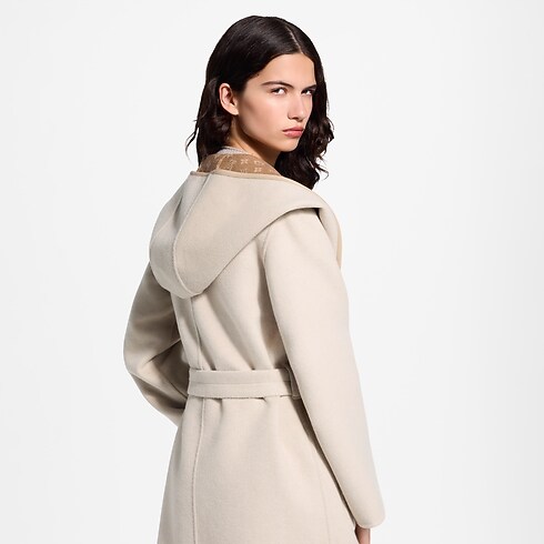 Płaszcz Reversible Signature Hooded Wrap in Kobiety's Odzież Płaszcze i kurtki collections by Louis Vuitton (Powiększenie produktu)