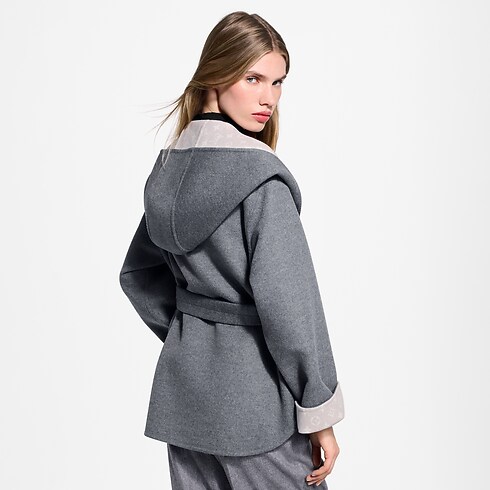 Płaszcz Signature Short Hooded Wrap in Kobiety's Odzież Płaszcze i kurtki collections by Louis Vuitton (Powiększenie produktu)