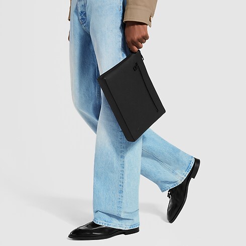 Zbliżenie Saszetka Takeoff Pouch na sylwetce