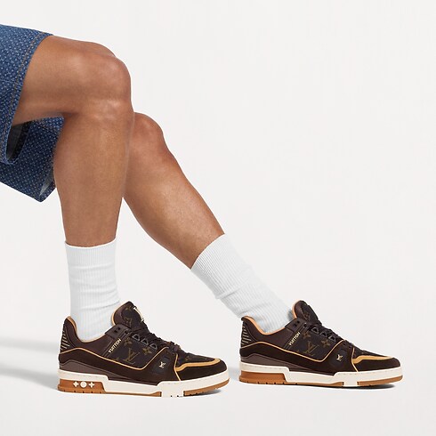 Zbliżenie Sneakersy LV Trainer na sylwetce