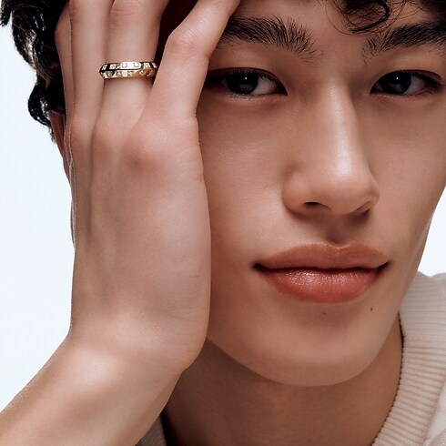 Średni pierścionek Le Damier de Louis Vuitton z żółtego złota i diamentów in Biżuteria's Kategorie Pierścionki collections by Louis Vuitton (Powiększenie produktu)